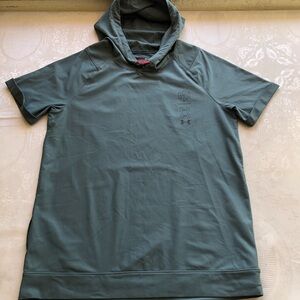 Under Armour Run Anywhere Men’s Size M Slate Blue Short Sleeve Hoodie Shirt